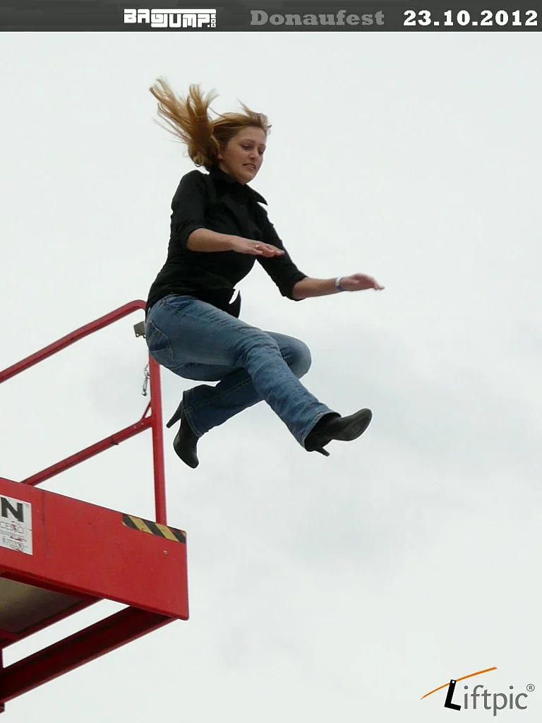 Bagjump-Attraktion mit Airbag-Landung und Actionmoment