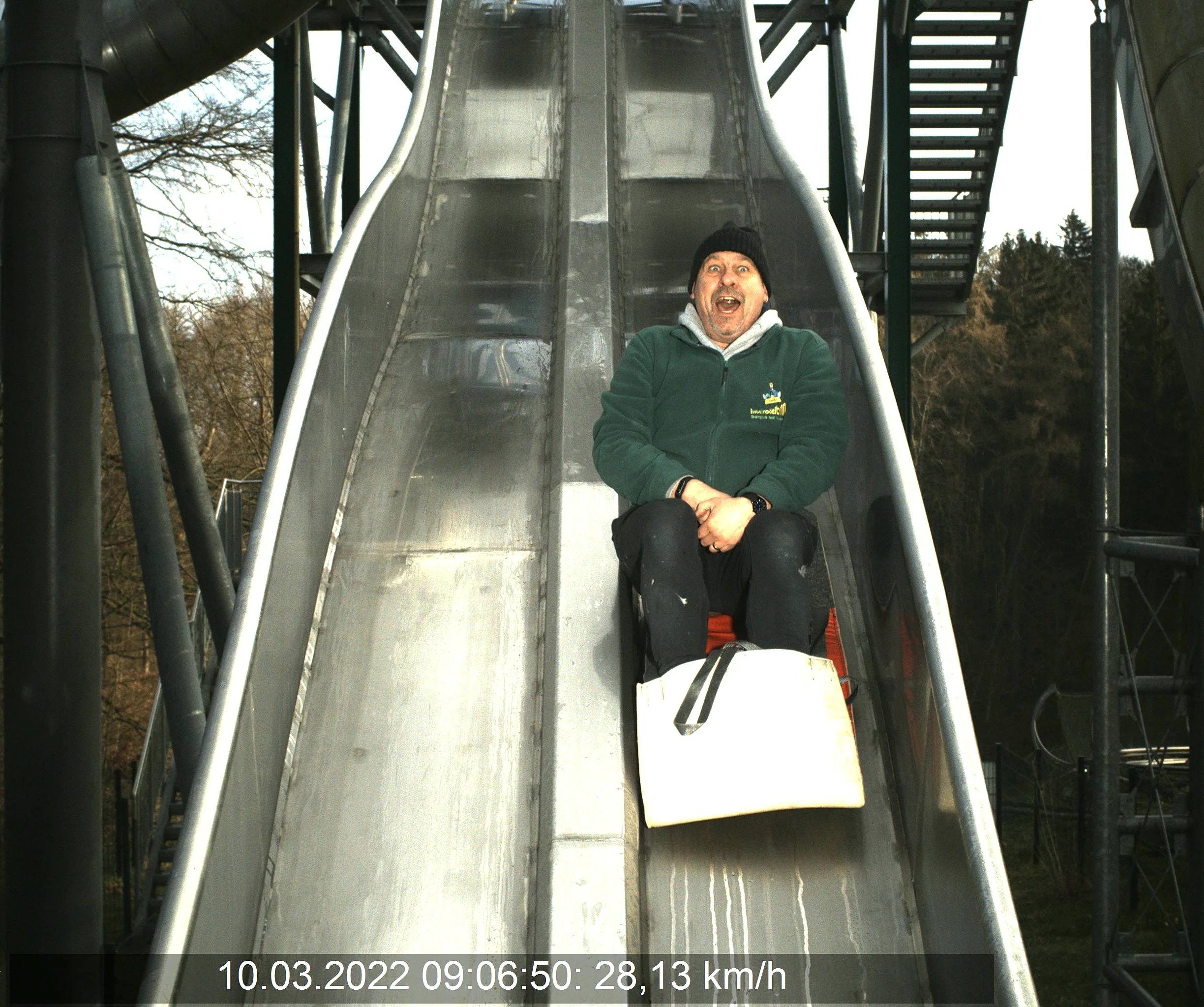 Trockenrutsche mit Familienmotiv fuer Freizeitanlagen