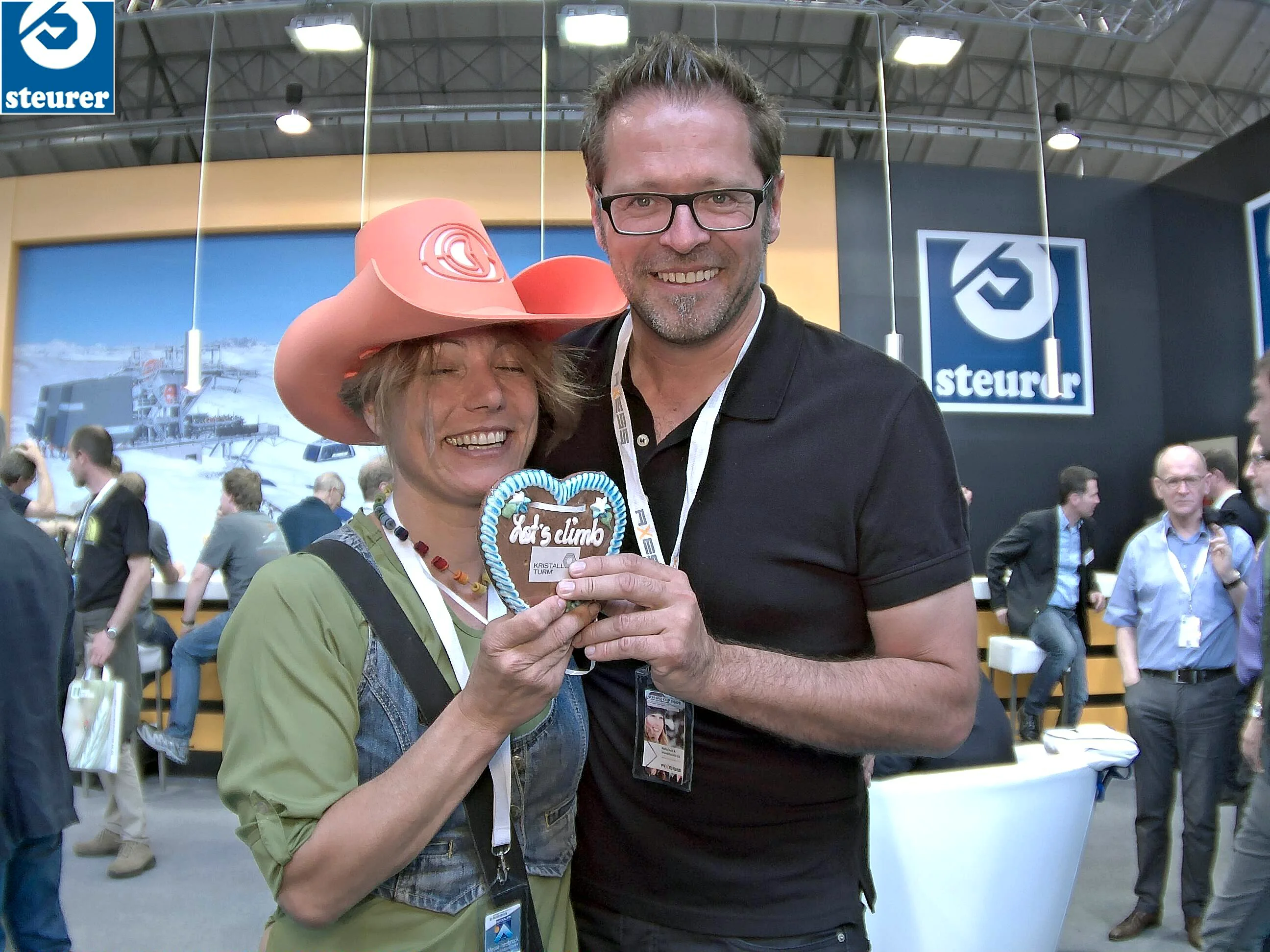 Event-Fotoinstallation mit Besuchergruppe und Aktivierungscharakter