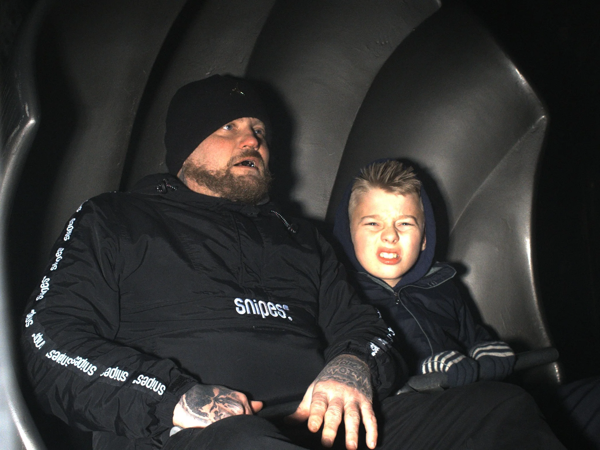 Indoor-Darkride-Fotoanlage in dunkler Attraktionsumgebung