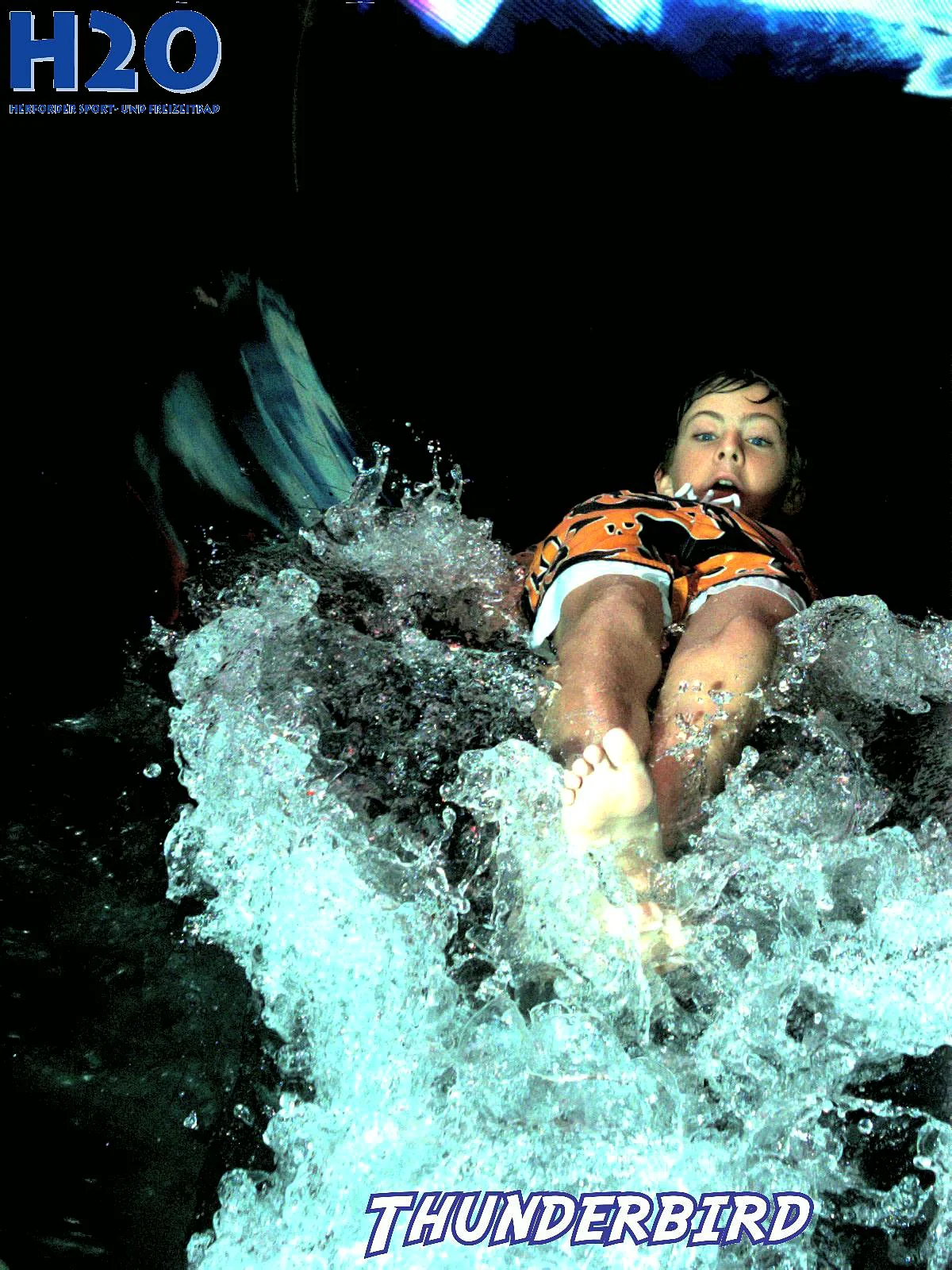 Indoor-Wasserrutsche mit Boot und Familienmotiv fuer den Fotoverkauf