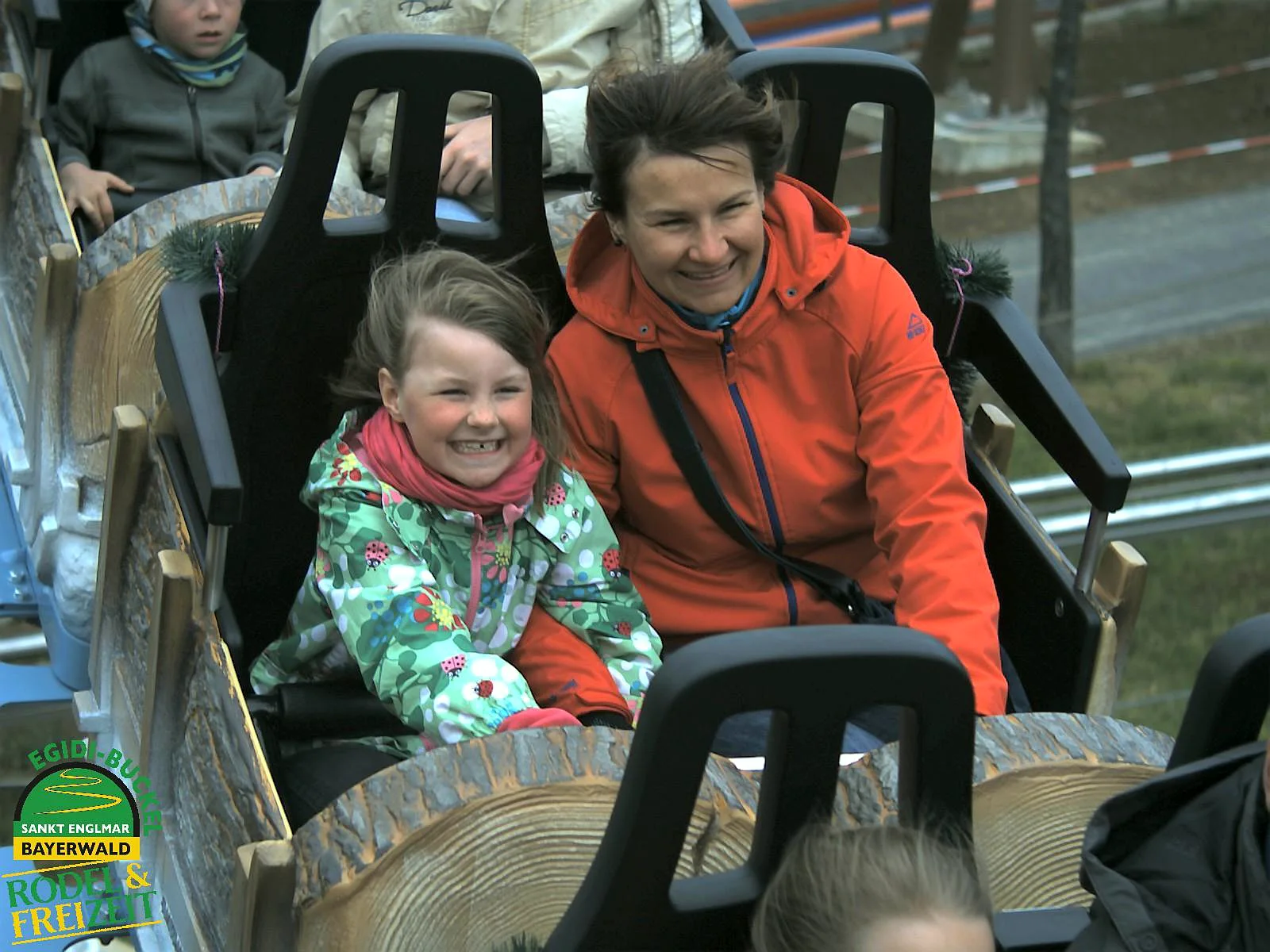 Achterbahnzug mit Fahrgaesten als Onride-Fotomotiv