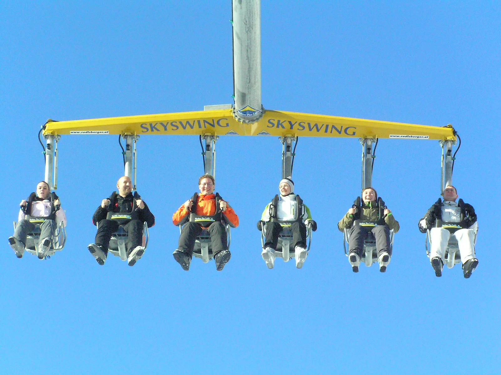 Sky Swing mit mehreren Fahrgaesten vor freiem Himmel