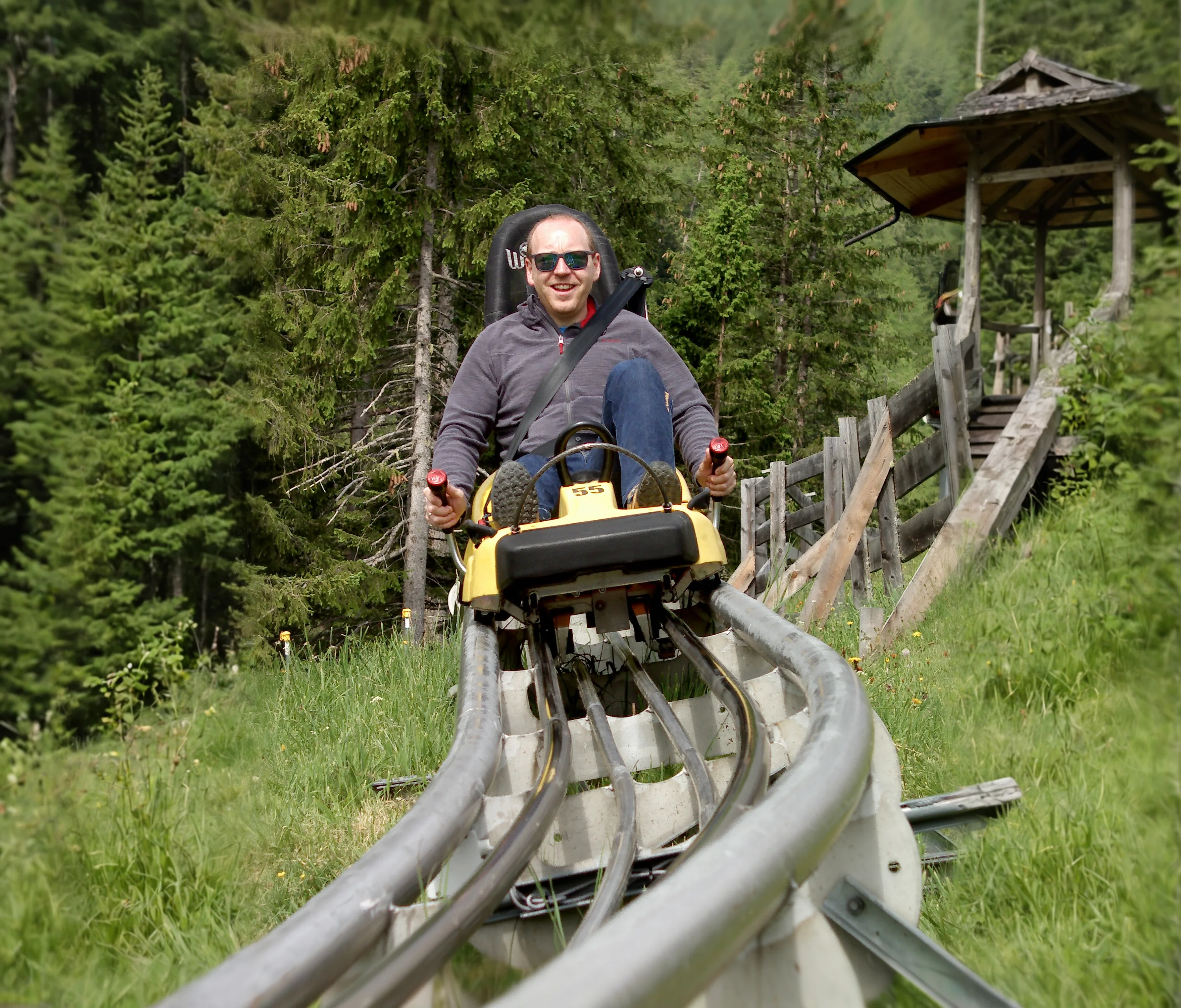 Action-Aufnahme einer Sommerrodelbahn für Fotoverkauf