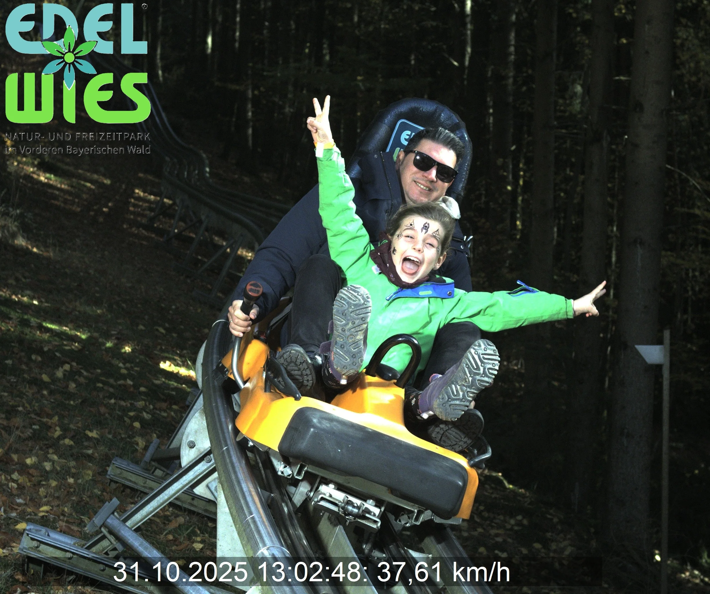 Gebrandetes Fahrfoto einer Sommerrodelbahn mit Verkaufsbezug