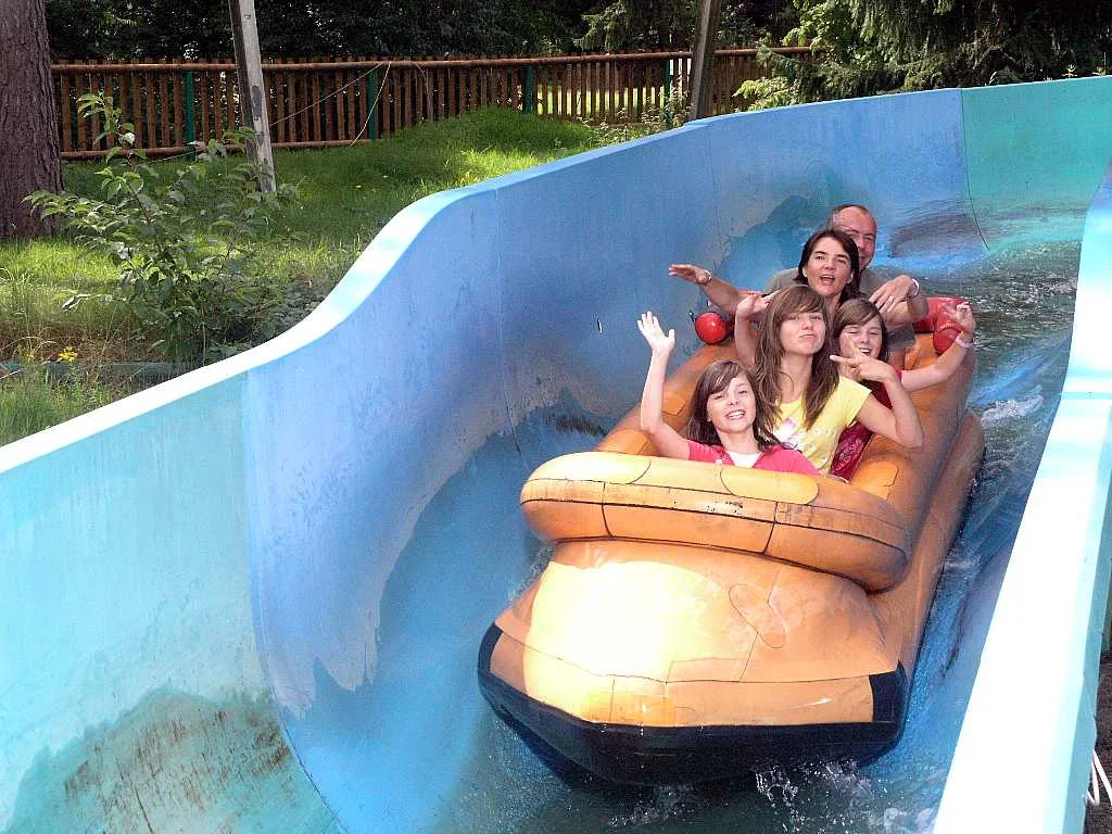 Wildwasserbahn mit Boot und Onride-Foto-Moment