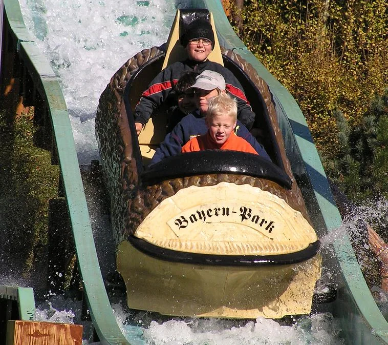 Wildwasserbahn-Szene im Freizeitpark mit Wasserattraktions-Kontext